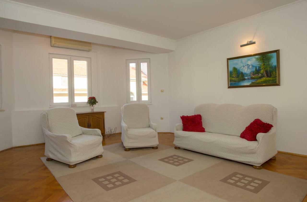 Apartment Apis